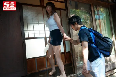 Anh chàng dam dang cục thịt khi nhìn trộm em họ địt trộm với chồng