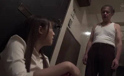 Cãi nhau với người chồng, vợ được bác nhà bên tốt bụng an ủi