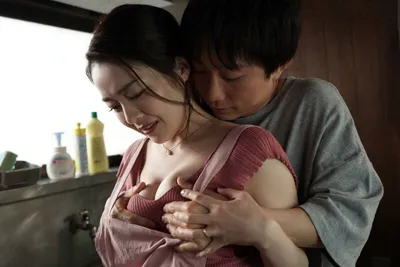 Cậu con trai ở nhà quan hệ mẹ kế trong khi bố đã đi công việc xa