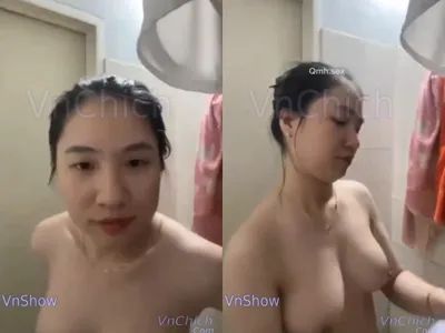 Gái vú đẹp, vừa call với bồ vừa tắm