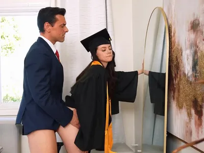 Cha dượng doggy nàng nhỏ sữa đặc rớt đầy sàn