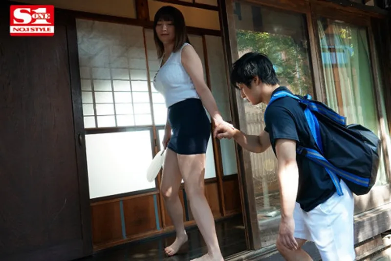 Anh chàng dam dang cục thịt khi nhìn trộm em họ địt trộm với chồng