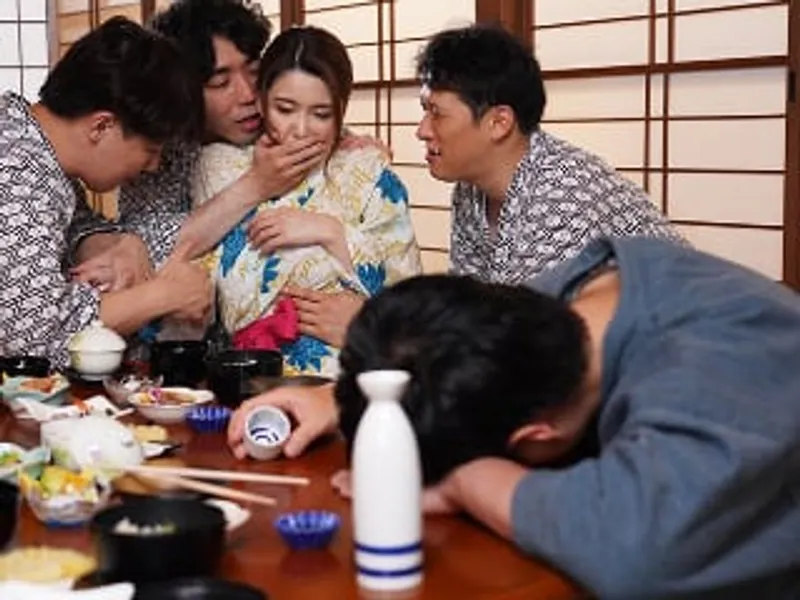 đưa cô vợ đi suối nước nóng, chồng không biết cô vợ bị người khác chịch sấp mặt