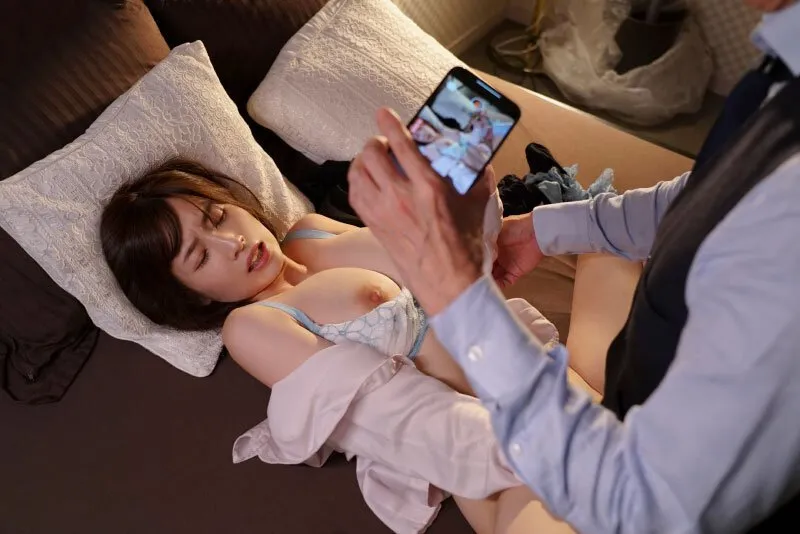 Tiền bối chuốc thuốc em thư ký bắt nện cả đêm khi đi công tác xa