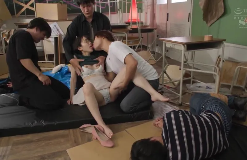 Giúp đỡ cậu anh người yêu bị bắt nạt, em học sinh dính vào đám côn đồ biến thái