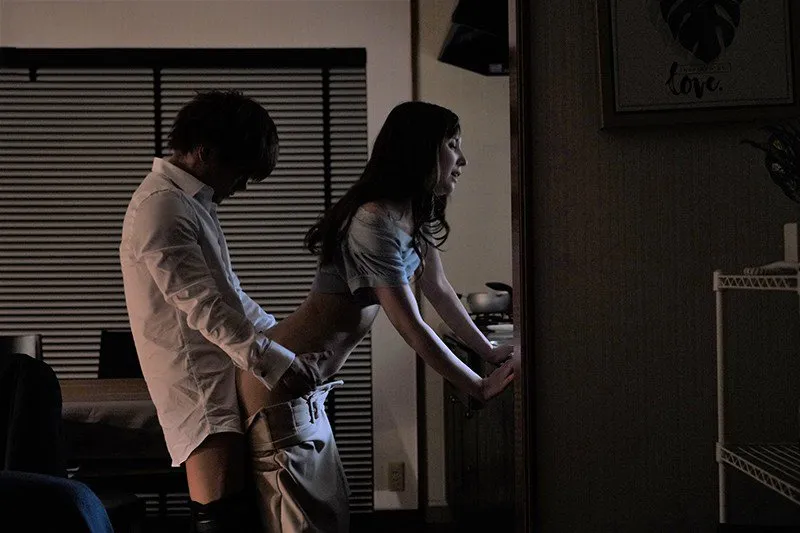 Tiền bối đi bàn việc làm ăn, cậu nhân viên đến nhà nện vợ yêu ông ấy